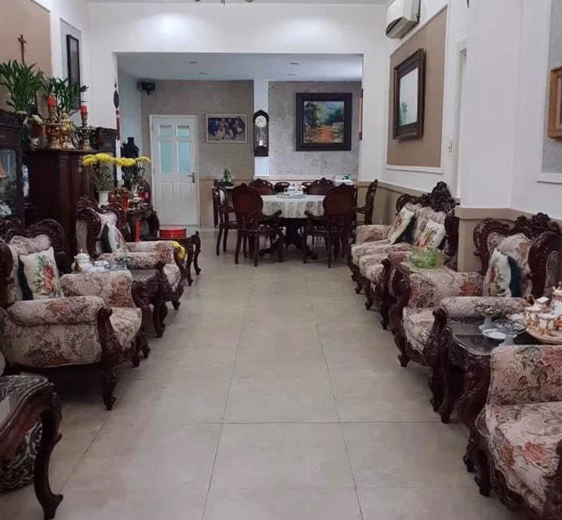 Trong phòng khách còn có bàn ăn.