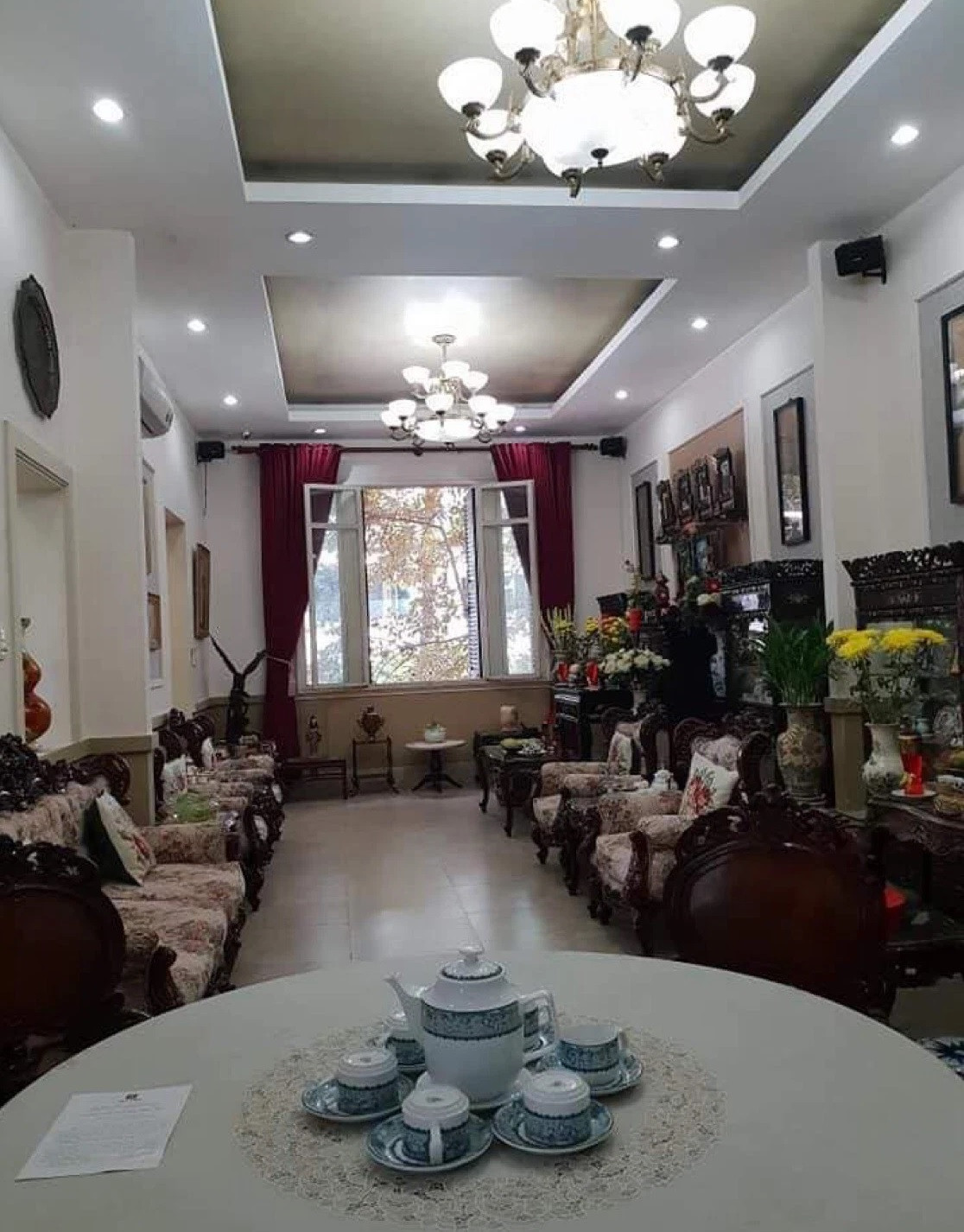 Không gian phòng khách mang phong cách truyền thống pha nét hiện đại.