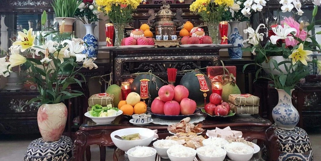 Trên bàn thờ luôn tràn ngập hoa tươi.