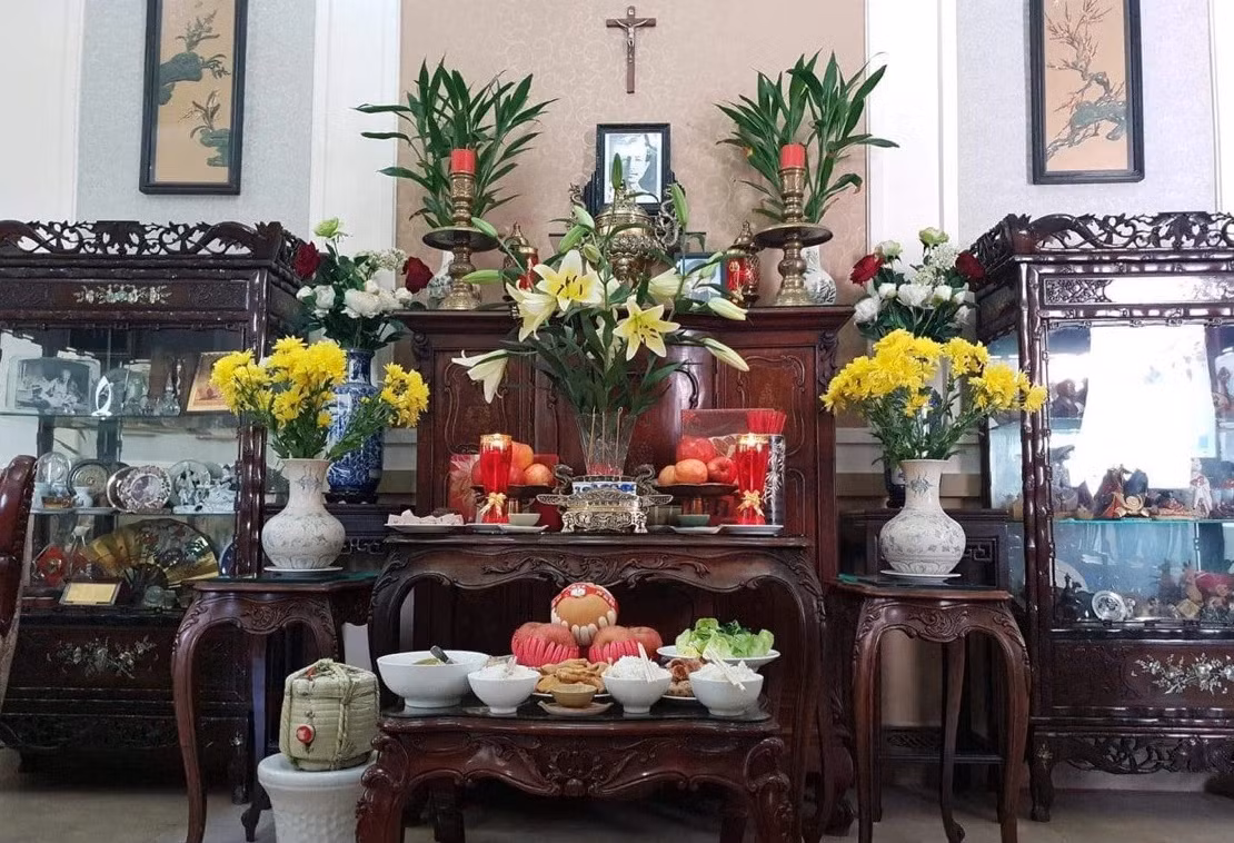 Bàn thờ mang phong cách truyền thống, không quá phô trương nhưng vẫn rất đầy đủ.