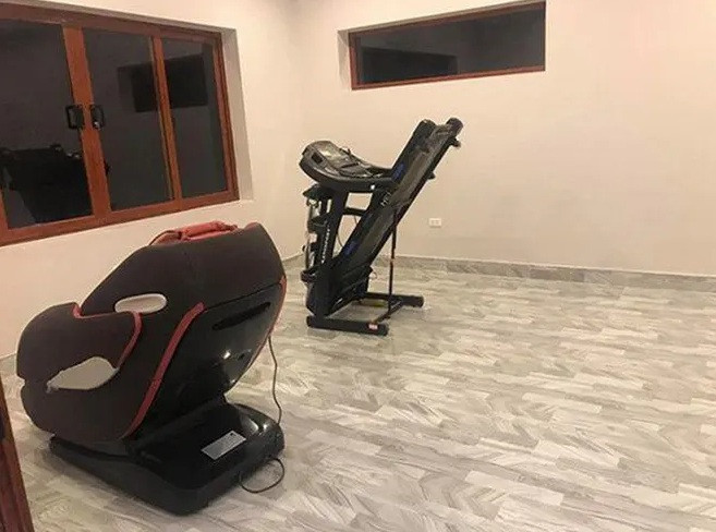 Ngoài ra, Hà Đức Chinh cũng đầu tư 1 phòng tập thể lực với các thiết bị hiện đại. Ảnh chụp màn hình