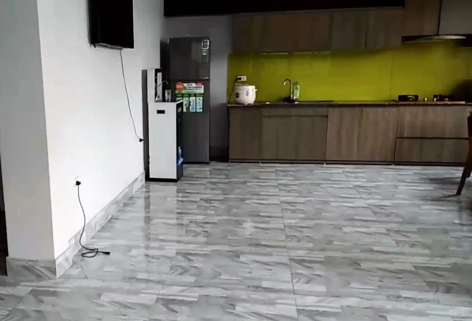 Phòng bếp có nhiều nội thất hiện đại gồm tủ lạnh và máy lọc nước. Ảnh: Facebook