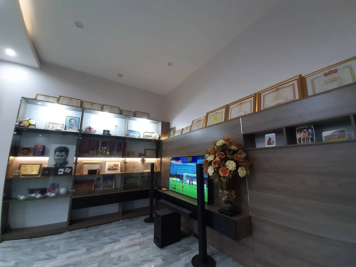 Tầng 1 còn có chiếc tủ bày rất nhiều huy chương, bằng khen và các món quà lưu niệm của Hà Đức Chinh. Ảnh chụp màn hình