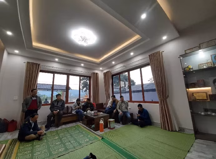 Nổi bật giữa phòng khách là bộ bàn ghế sofa gỗ bọc da lớn. Ảnh: Facebook