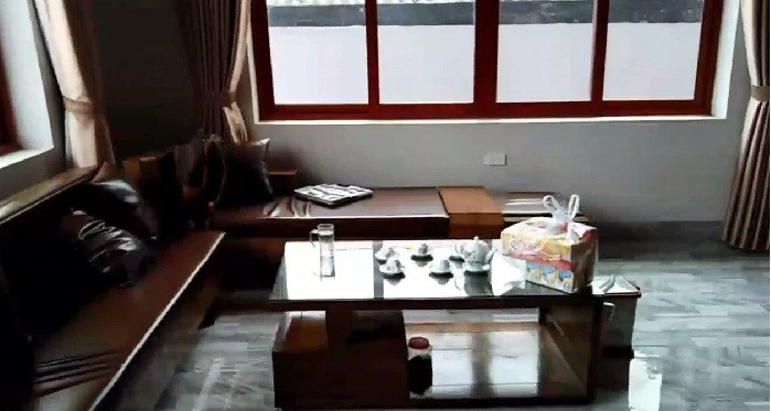 Tầng 1 là phòng khách và phòng ăn rộng rãi. Ngăn cách giữa 2 khu vực này là một giá sách lớn. Ảnh: Facebook