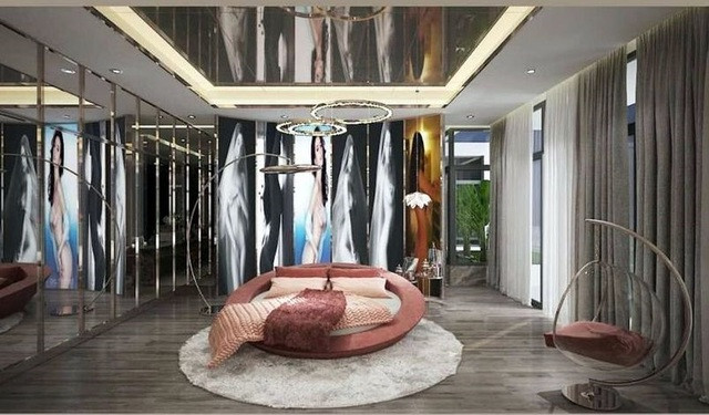 Phòng ngủ rộng được cô bài trí hiện đại với chiếc giường tròn màu hồng nữ tính. Ảnh: FBNV