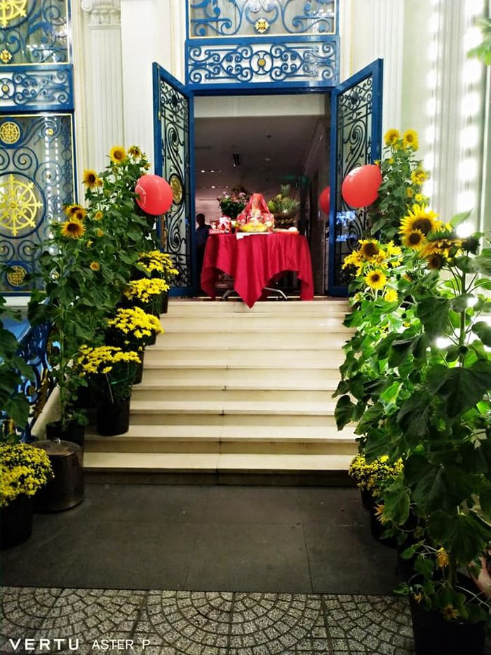 Hai bên cửa vào phủ đầy hoa tươi. Ảnh: Internet