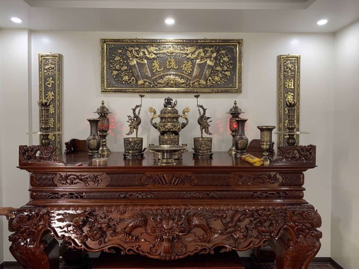 Bộ lư đồng đắt đỏ chỉ có trên ban thờ tổ tiên của các gia đình giàu có thời xưa. Ảnh: Dongphongthuy