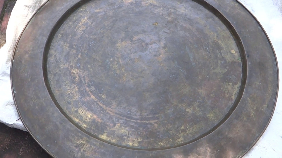 Trước đây, chỉ nhà giàu mới có mâm đồng để dâng đồ cúng. Ảnh: Youtube