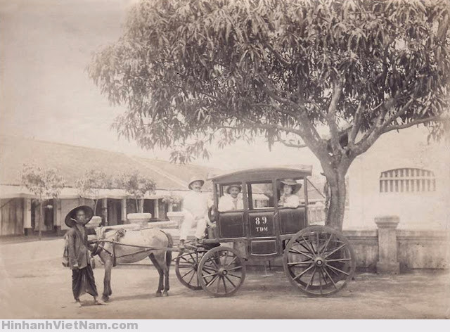 Các gia đình giàu có ở Hà Nội thời xưa thường đi xe ngựa về quê để ăn Tết. Ảnh: Hinhanhvietnam