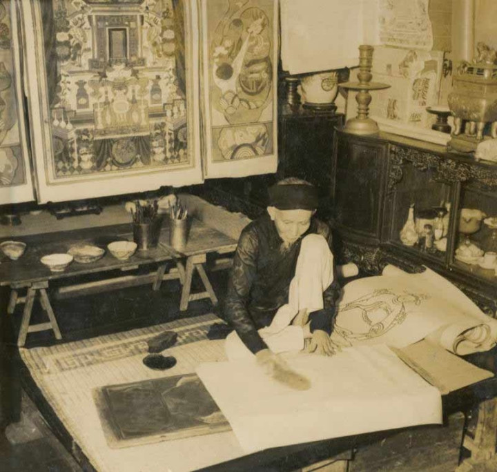 Tranh Tết được chạm vàng hay bạc dát mỏng là vật trang trí không thể thiếu trong ngày Tết của những gia đình khá giả ở Hà Nội xưa. Ảnh: Zing