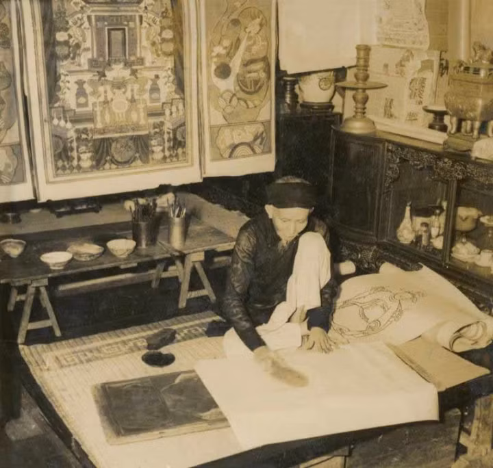 Tranh Tết được chạm vàng hay bạc dát mỏng là vật trang trí không thể thiếu trong ngày Tết của những gia đình khá giả ở Hà Nội xưa. Ảnh: Zing