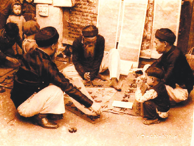 Trong ngày Tết cổ truyền, những gia đình khá giả sẽ có một câu đối treo cửa chính hoặc hai bên bàn thờ tổ tiên. Ảnh: Cand