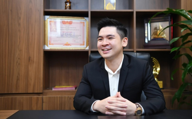 Đỗ Vinh Quang sinh năm 1995, là con trai thứ 2 của bầu Hiển. Dù mới 27 tuổi nhưng Đỗ Vinh Quang đã là doanh nhân thành đạt. Ảnh: Songdep