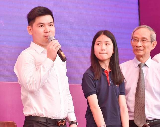 Tháng 3 năm nay, bài phát biểu trước toàn thể CLB Hà Nội của Đỗ Vinh Quang được cộng đồng mạng đánh giá cao bởi phong thái đĩnh đạc, nam tính. Ảnh: Tri thức trẻ