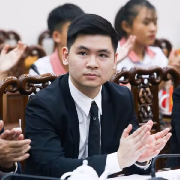 Con trai út nhà bầu Hiển bày tỏ sự đồng cảm khi không chỉ các lĩnh vực khác mà cả bóng đá cũng bị ảnh hưởng bởi dịch COVID-19. Anh đã gửi lời nhắn nhủ, động viên các cầu thủ cùng nhau cố gắng qua giai đoạn khó khăn. Ảnh: Instagram @vinhquangdo9