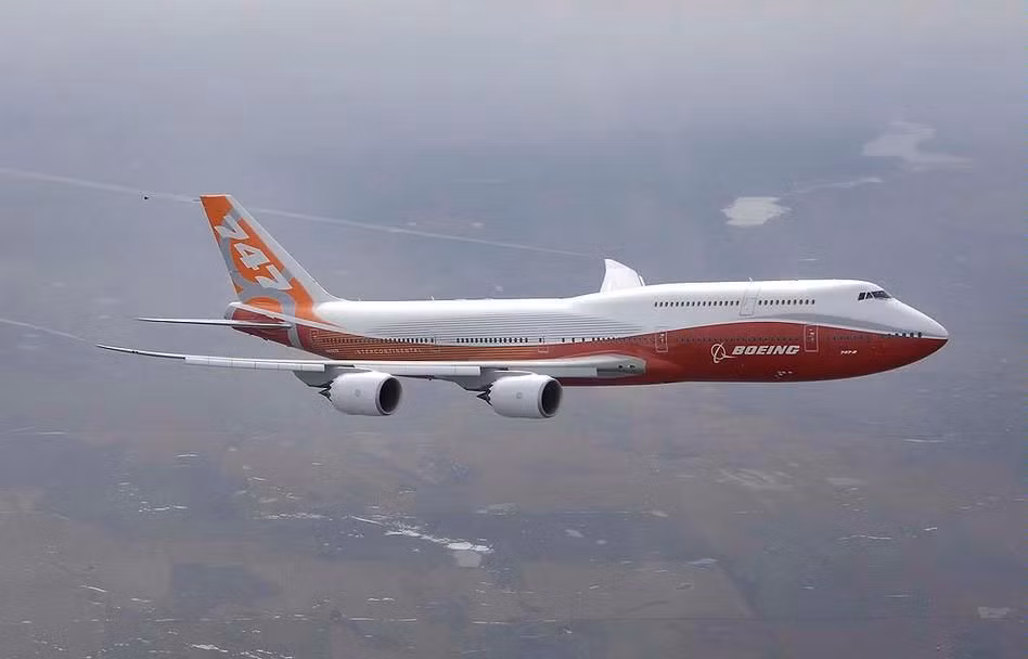 Boeing 747-8i Intercontinentalđi kèm với bốn động cơ GEnx-2B67 cho phép đạt tốc độ tối đa 1.127 km/giờ. Với phạm vi hoạt động 14.430 km, 747-8 có giá trung bình khoảng 378,5 triệu USD. Ảnh: Printest