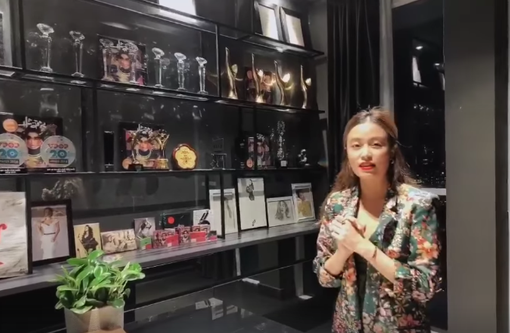 Nữ ca sĩ rất trân trọng các sản phẩm âm nhạc và giải thưởng trong sự nghiệp ca hát của mình. Ảnh: FBNV