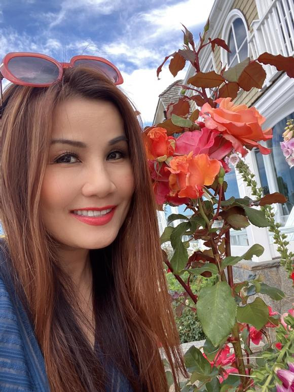 Ngoài trái cây, khu vườn của Hạ Vy còn có thêm một số loại hoa.