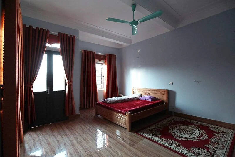 Phòng ngủ của bố mẹ Quang Hải rất rộng, nội thất gỗ ấm cúng. Ảnh: Happynest