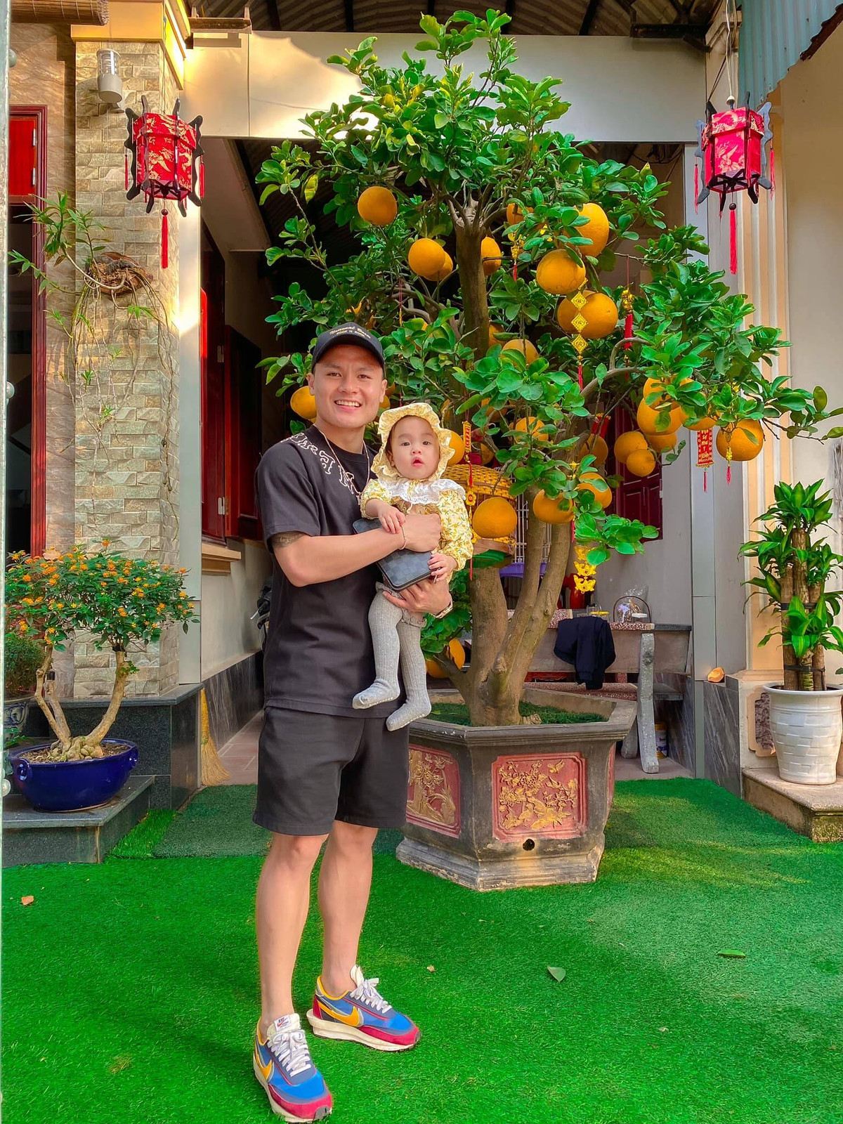 Vào dịp lễ Tết, khuôn viên sân vườn nhà nam cầu thủ được trang trí nhiều chậu cây cảnh. Ảnh FB Nguyễn Quang Hải