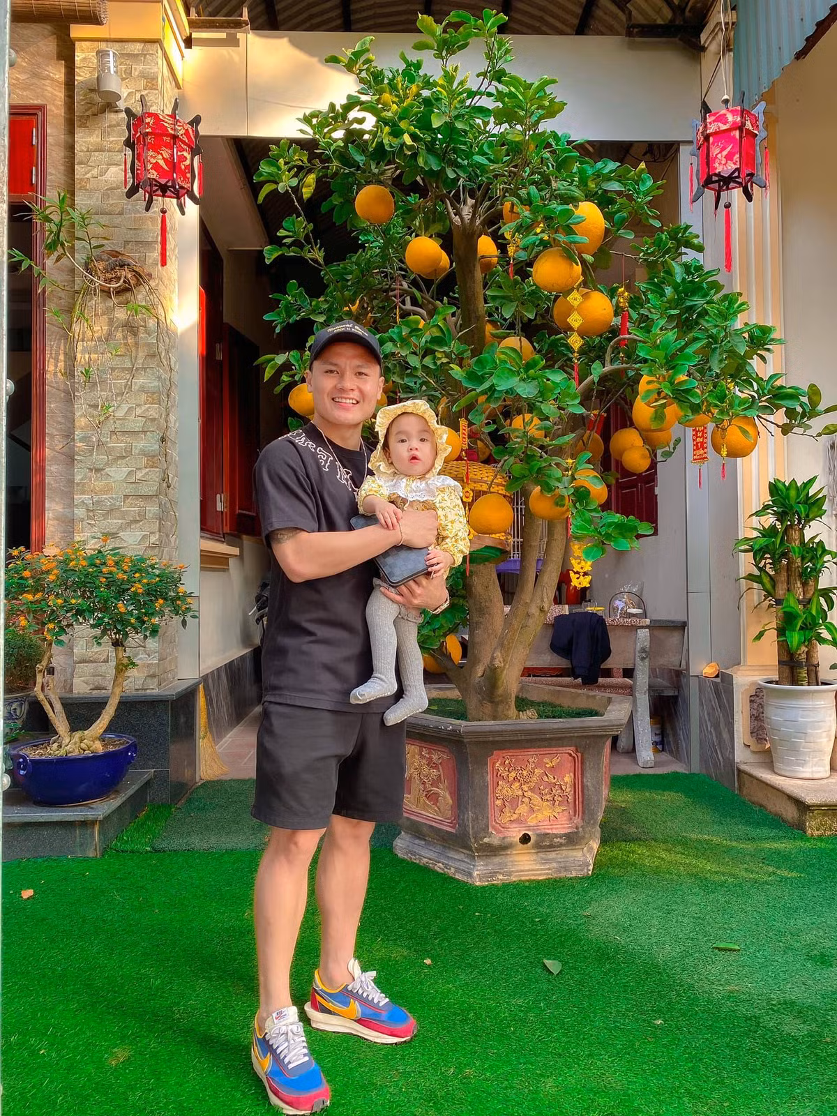 Vào dịp lễ Tết, khuôn viên sân vườn nhà nam cầu thủ được trang trí nhiều chậu cây cảnh. Ảnh FB Nguyễn Quang Hải