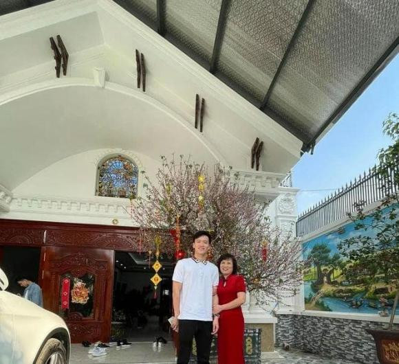 Sau nhiều năm thi đấu, tiền vệ Hoàng Đức cũng đóng góp số tiền không nhỏ để xây tặng bố mẹ căn biệt thự giá chục tỷ đồng ở quê nhà. Ảnh: FBNV