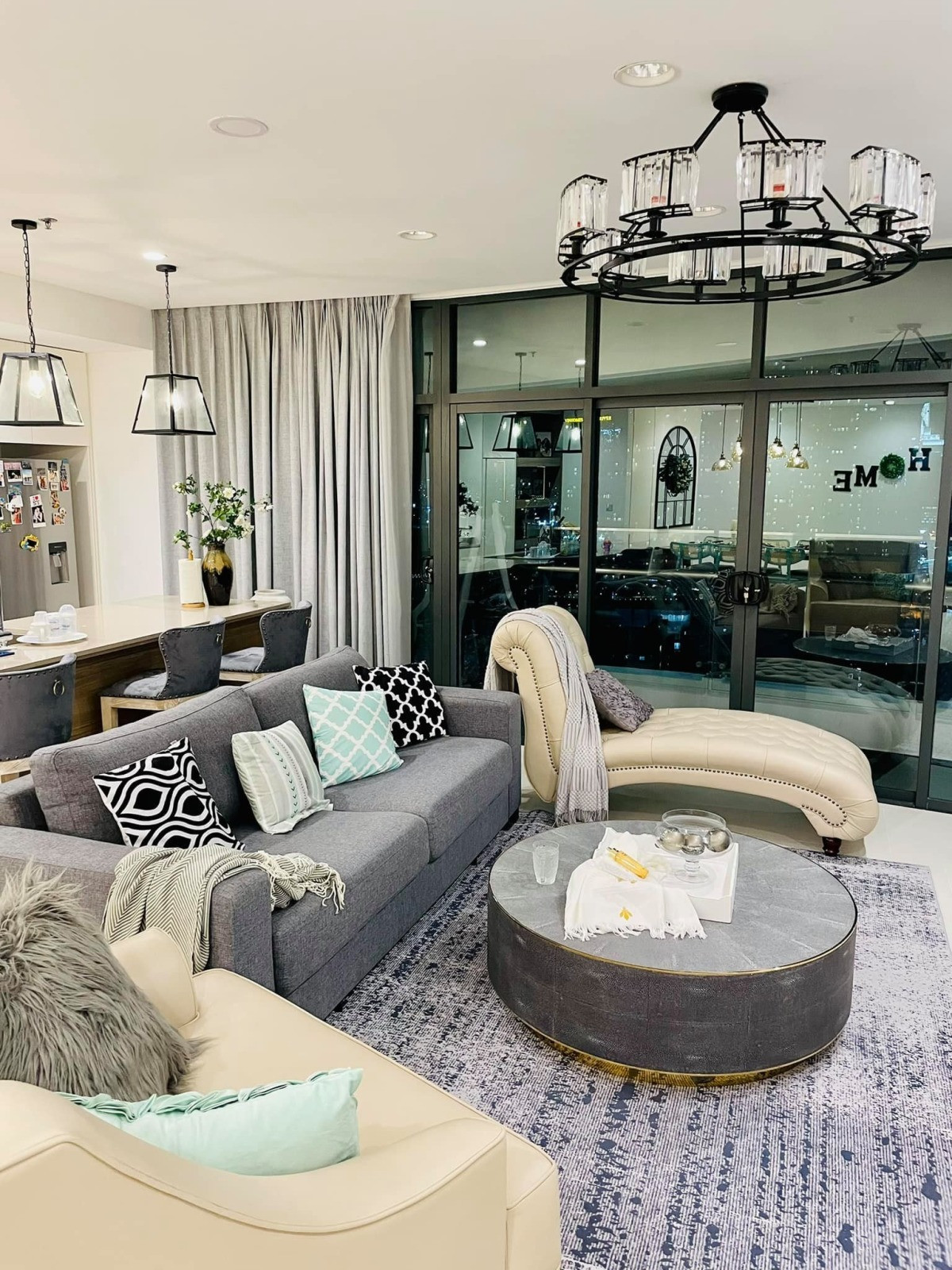 Căn hộ của siêu mẫu Hà Anh có vị trí đắc địa, nằm kề quận 1 với view thành phố từ trên cao, giá 14 tỷ đồng, chưa tính nội thất, thiết bị điện tử. Ảnh: Ngoisao