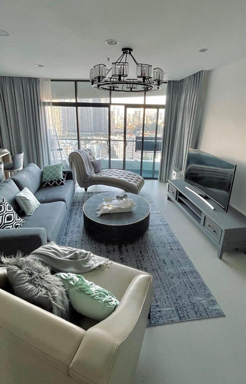 Siêu mẫu Hà Anh là một người mẫu, ca sĩ có tiếng. Gia đình Hà Anh có một căn hộ rộng 170m2 ở TPCHM. Ảnh: Lao động