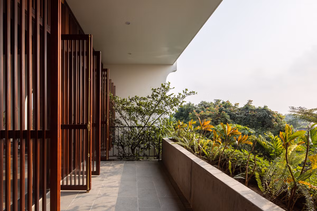 Với tinh thần thiết kế mang đến sự gần gũi, thân thuộc cho những người lớn tuổi, kiến trúc sư đã chọn hình khối và ngôn ngữ của ngôi nhà theo hơi hướng nhà truyền thống Bắc Bộ nhưng pha chút hiện đại.