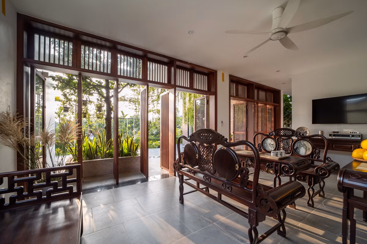 Do mặt tiền chính ngôi nhà hướng Tây nên kiến trúc sư đã bố trí phần hiên là không gian đệm chuyển tiếp giữa trong và ngoài nhà.