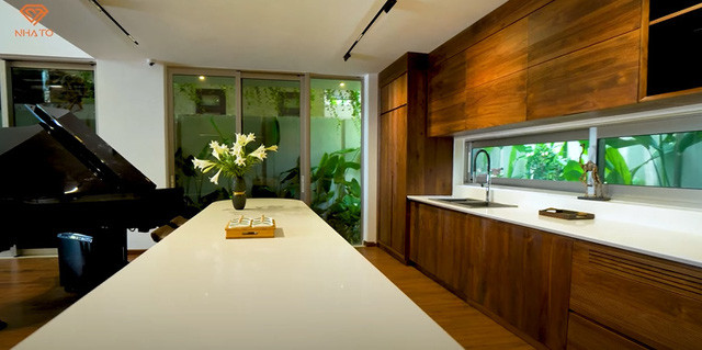 Hệ thống tủ bếp, ghế gỗ đều chế tác từ gỗ óc chó đẳng cấp.