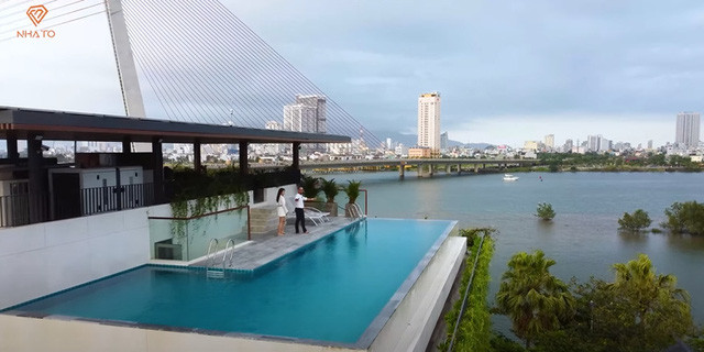 Trên sân thượng còn có bể bơi vô cực với tầm nhìn ra toàn bộ thành phố Đà Nẵng, cầu Rồng...Nguồn ảnh: chụp màn hình NhaTO