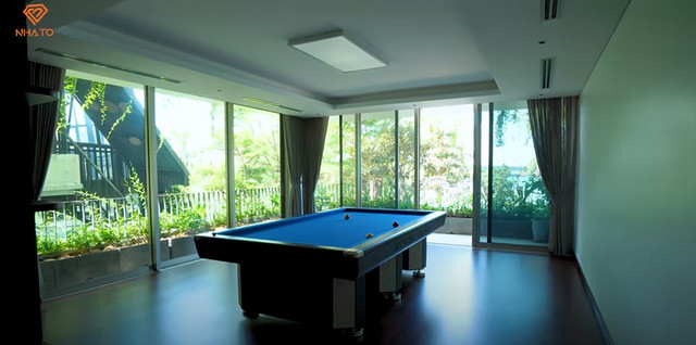 Tầng 2 là khu vực giải trí. Gia chủ bố trí cả bàn bóng bàn và bàn bi-a.