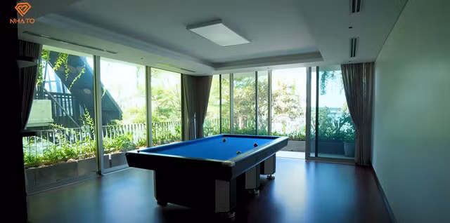 Tầng 2 là khu vực giải trí. Gia chủ bố trí cả bàn bóng bàn và bàn bi-a.