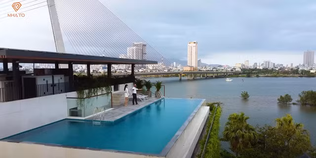 Trên sân thượng còn có bể bơi vô cực với tầm nhìn ra toàn bộ thành phố Đà Nẵng, cầu Rồng...Nguồn ảnh: chụp màn hình NhaTO