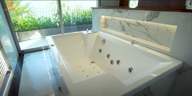 Không gian phòng tắm đúng tiêu chuẩn của biệt thự nghỉ dưỡng với bồn tắm có hệ thống mát xa đẳng cấp.