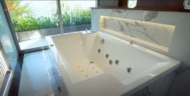 Không gian phòng tắm đúng tiêu chuẩn của biệt thự nghỉ dưỡng với bồn tắm có hệ thống mát xa đẳng cấp.