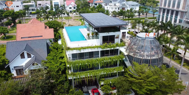 Căn biệt thự có tổng diện tích lên tới khoảng 500m2. Xung quanh nhà được phủ kín bởi rất nhiều cây xanh.