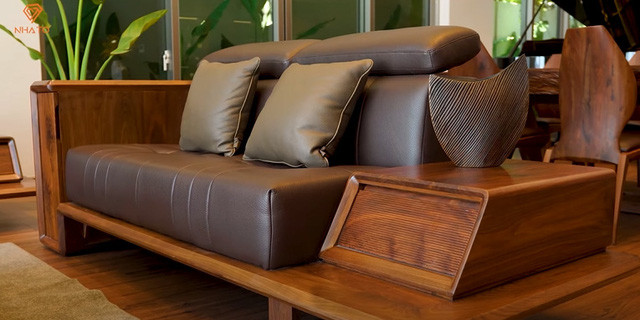 Ấn tượng hơn cả là bộ sofa làm từ da bò tót nguyên chất, giá trị lên tới 500 triệu đồng.