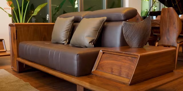 Ấn tượng hơn cả là bộ sofa làm từ da bò tót nguyên chất, giá trị lên tới 500 triệu đồng.