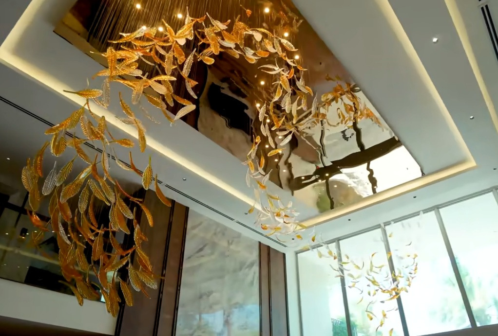 Đặc biệt, bộ đèn chùm được làm hoàn toàn từ pha lê, treo chính giữa gian phòng, mô phỏng theo hình ảnh luồng lông vũ lượn sóng, giá trị tới cả 1 tỷ đồng.