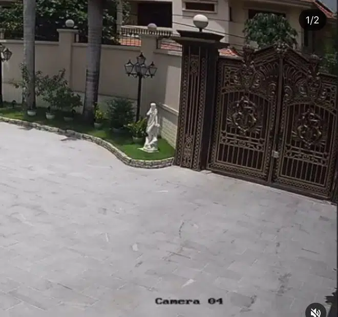 Giống như biệt thự view sông Sài Gòn của gia đình Phillip, căn biệt thự này được thiết kế theo phong cách hoàng gia phương Tây lấy tone màu trắng sang trọng làm chủ đạo.