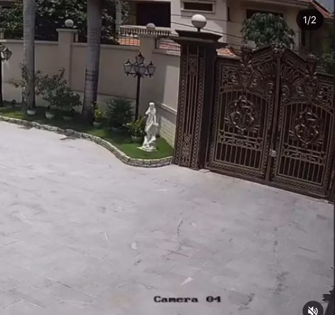 Giống như biệt thự view sông Sài Gòn của gia đình Phillip, căn biệt thự này được thiết kế theo phong cách hoàng gia phương Tây lấy tone màu trắng sang trọng làm chủ đạo.