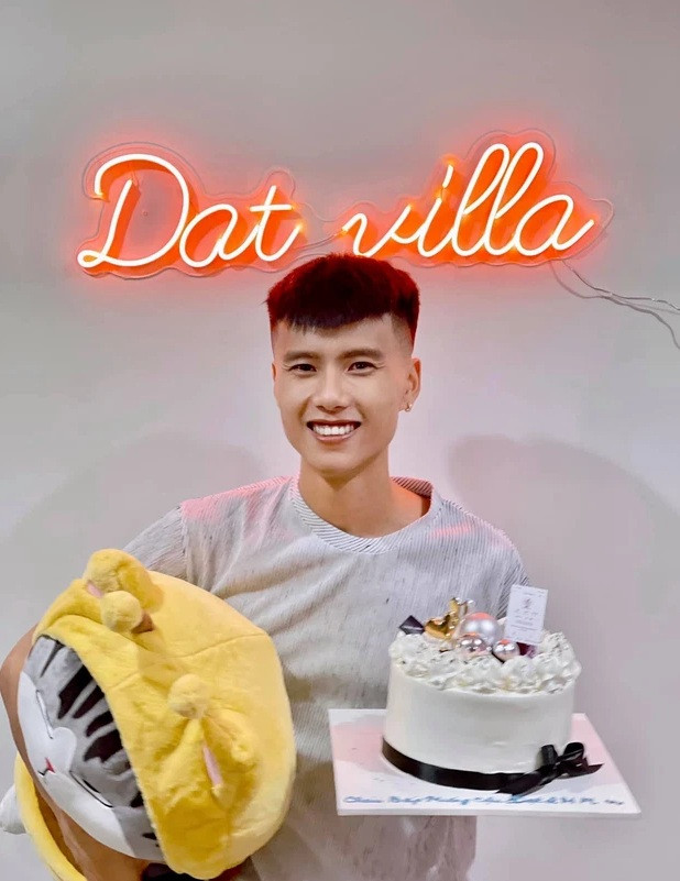 Cách đây không lâu, Đạt Villa từng tiết lộ đã bỏ ra cả trăm triệu để mua độc quyền 1 bài hát tặng người yêu. Điều này khiến nhiều người không khỏi tò mò về độ giàu có của Đạt Villa.