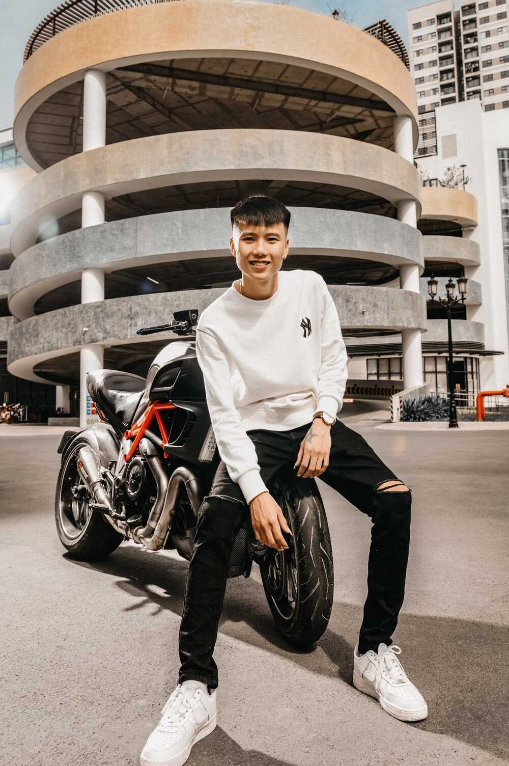 Nguồn thu nhập của Đạt Villa chủ yếu là nhờ sở hữu các tài khoản có lượt tương tác lớn, trên những nền tảng mạng xã hội như Facebook, TikTok.