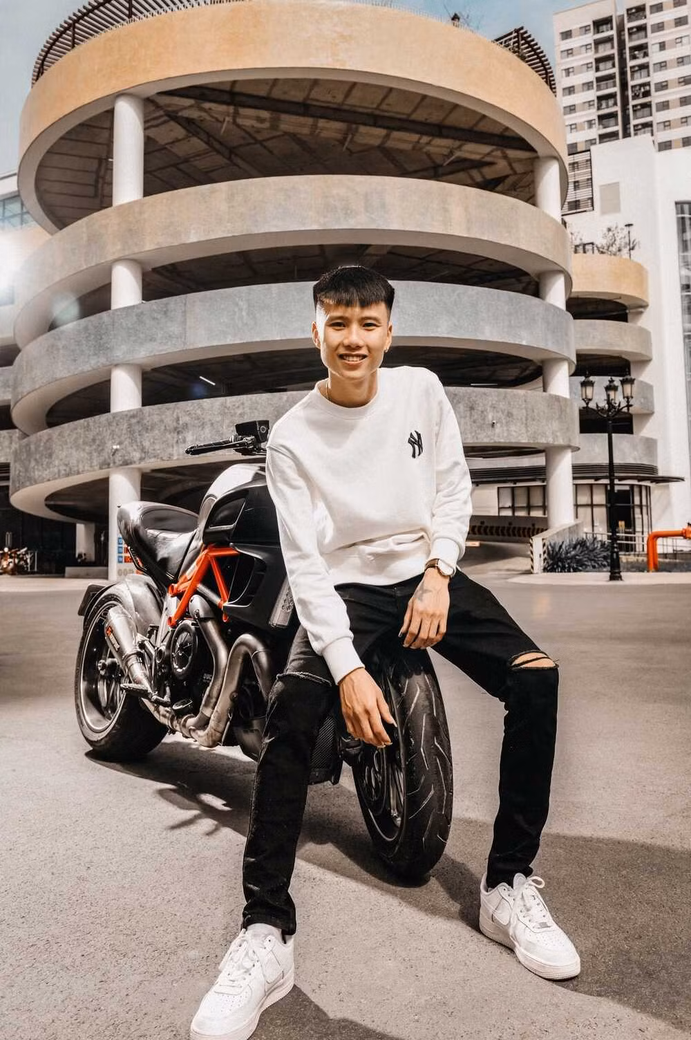 Nguồn thu nhập của Đạt Villa chủ yếu là nhờ sở hữu các tài khoản có lượt tương tác lớn, trên những nền tảng mạng xã hội như Facebook, TikTok.