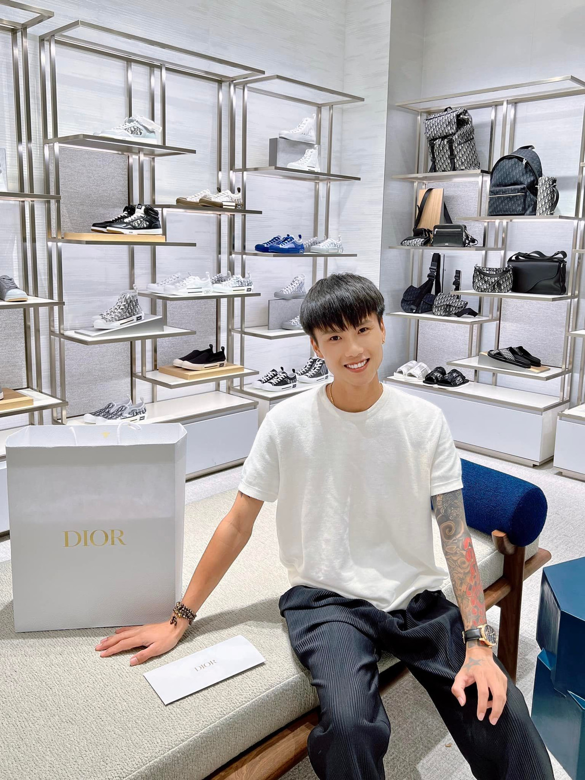 Bởi lẽ, khi chuẩn bị cho chuyến đi, Đạt Villa đã mua sắm không ít đồ đạc cho mình và làm quà cho bạn gái.