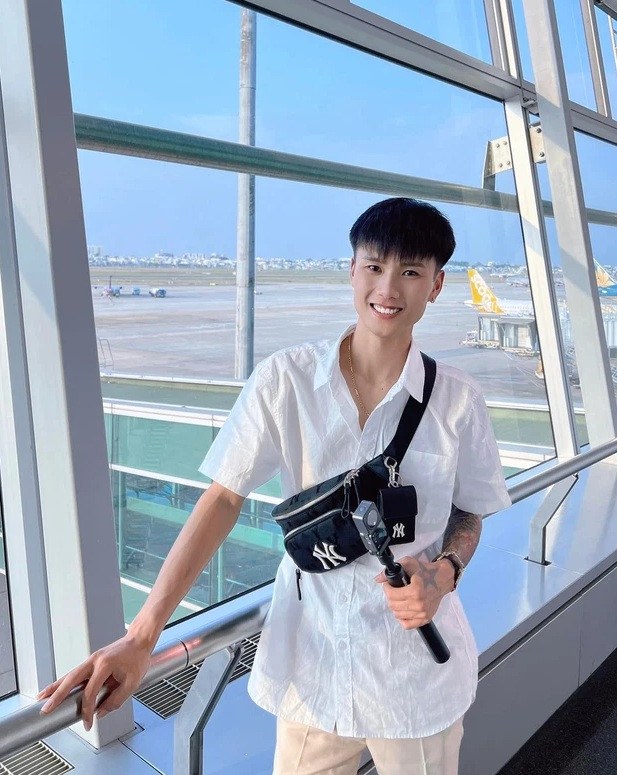 Vừa qua, Đạt Villa quyết định vượt hơn 5.000km, sang Indonesia để thăm bạn gái Vidhia. Dù không tiết lộ song nhiều người dự đoán số tiền mà anh chàng bỏ ra không nhỏ chút nào.