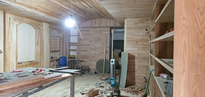 Nội thất trang trí toàn bộ bằng gỗ tạo nên sự sang trọng. Nguồn ảnh: FBNV